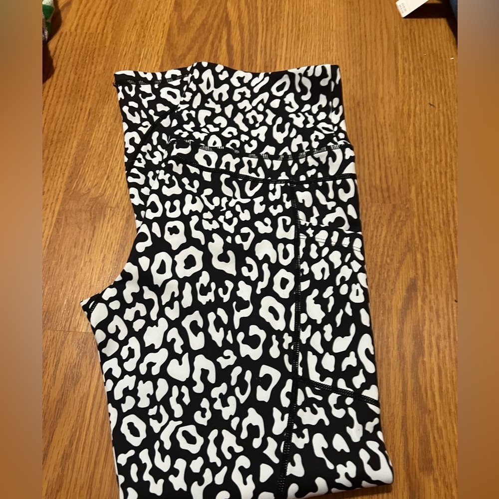 Zyia Active Light and Tight Leopard Print size 4 cropped​​